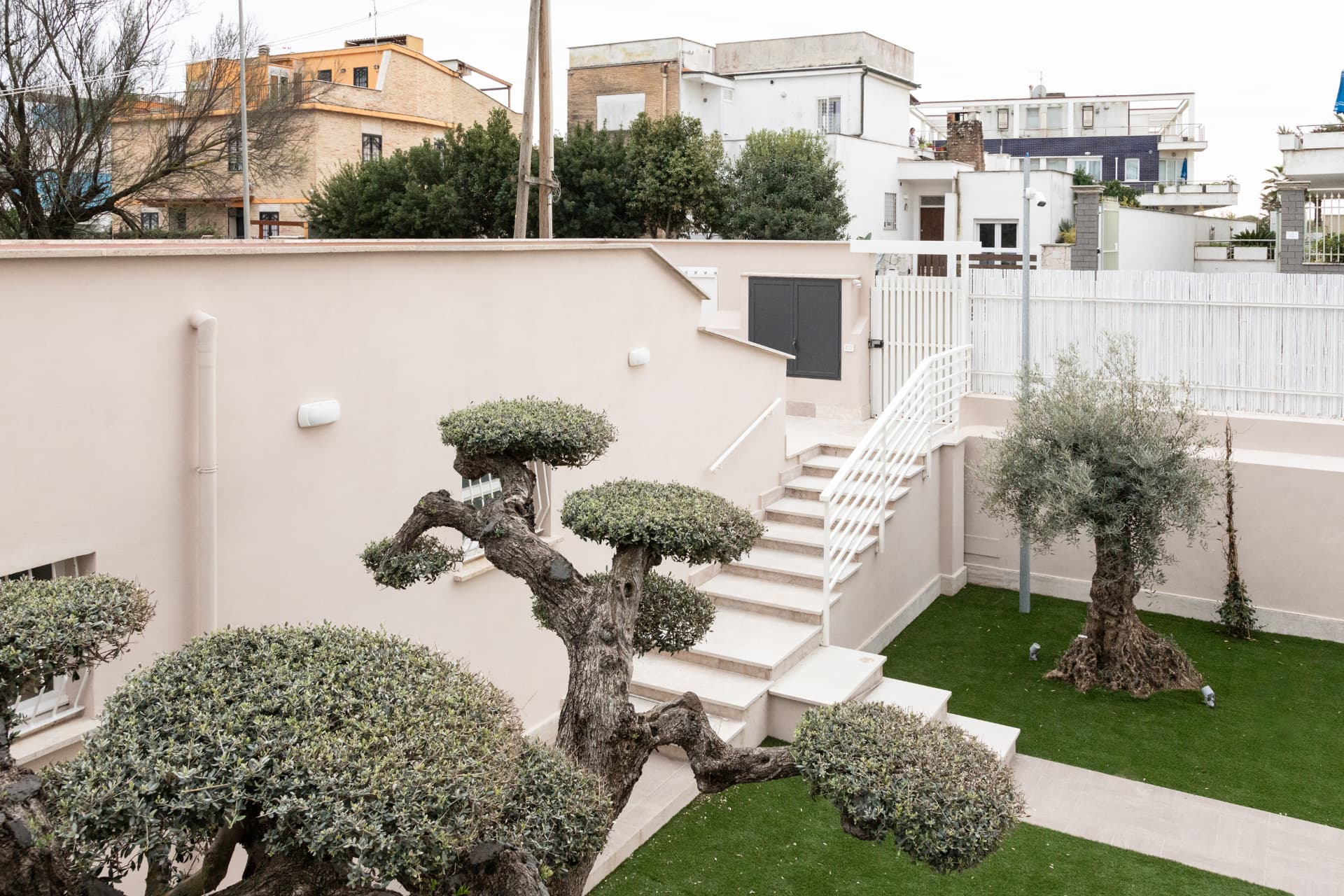 Terrazzo con ulivi e scala esterna