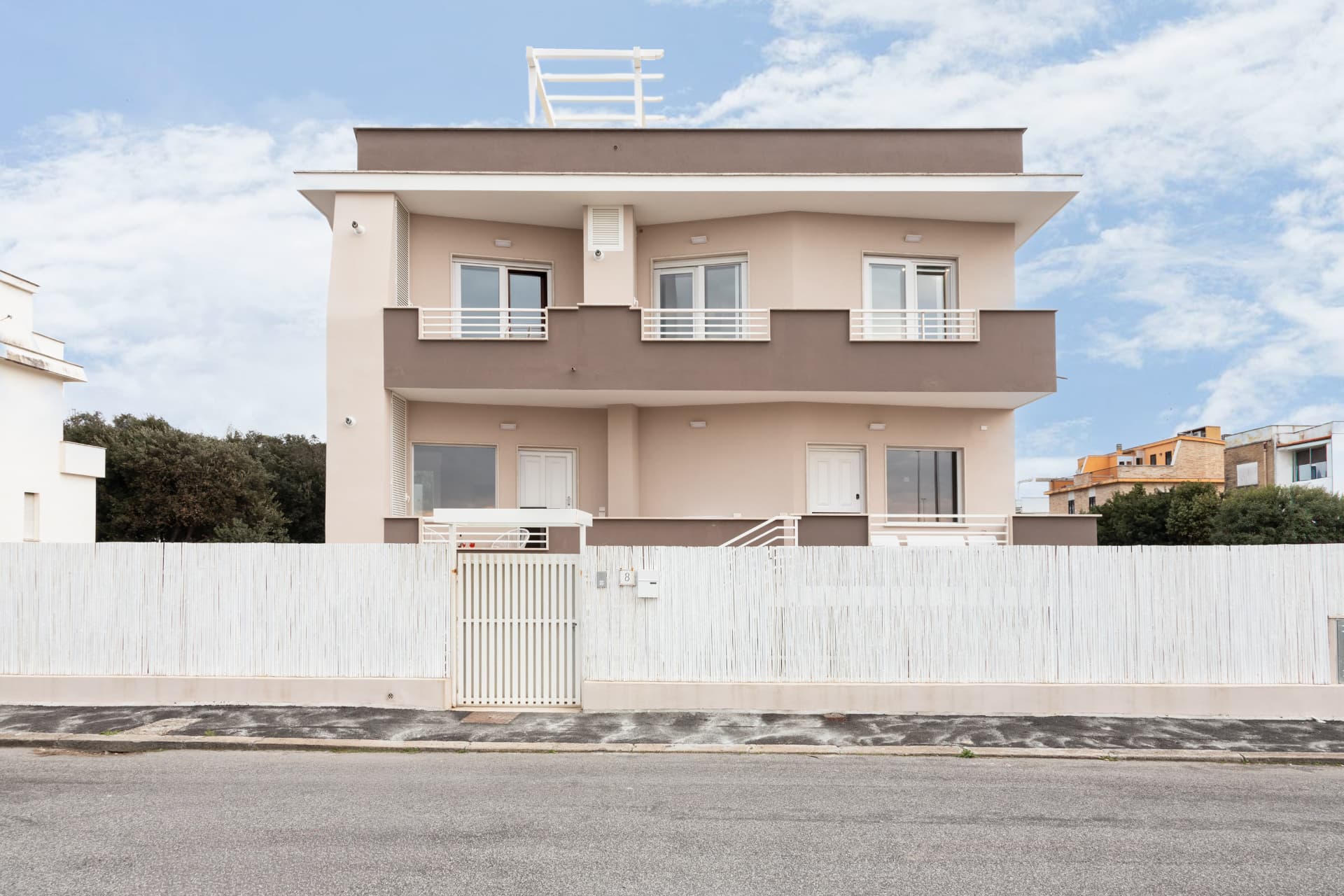Facciata dell'edificio Nina Apartments & Suites