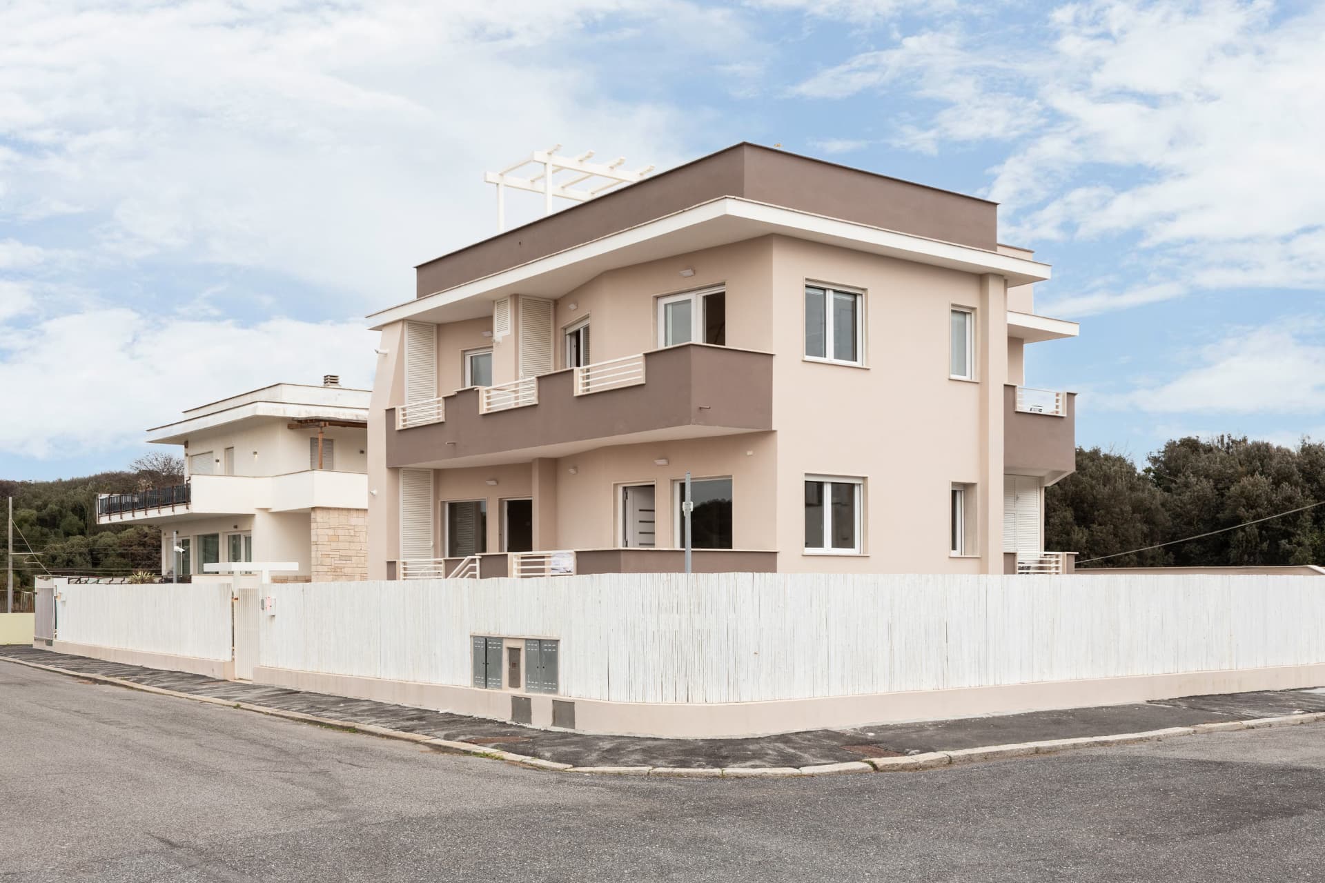 Edificio dal lato strada